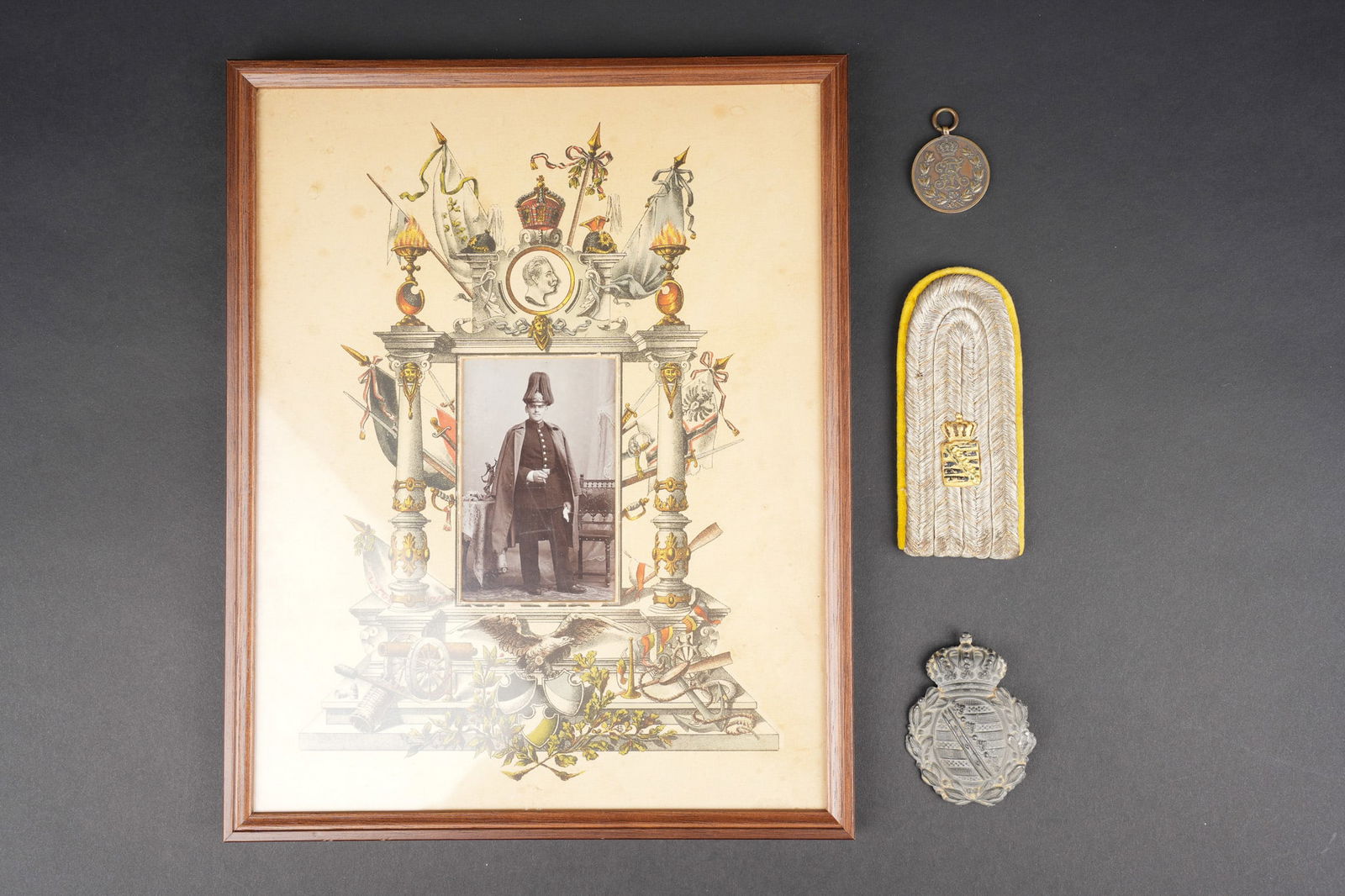 Saxe lot insignes, plaque de casque a pointe et photo. Saxony lot (1 of 6)