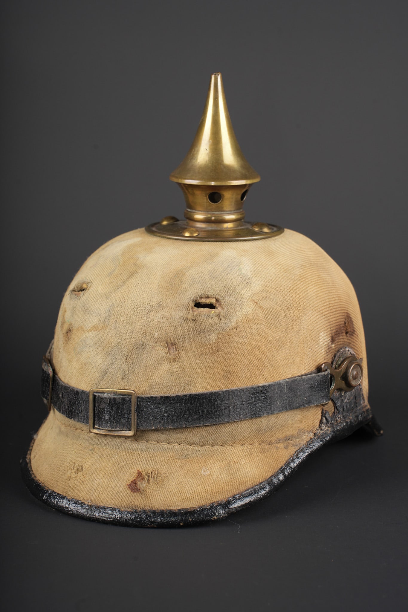 Casque a pointe ersatz en carton recouvert de toile du JR94 de Saxe-Weimar. Ersatz spiked helmet in: Casque a pointe ersatz en carton recouvert de toile du JR94 de Saxe-Weimar. Peu courant et recherche casque ersatz. Bombe en carton bouilli recouvert de toile beige. Bien en forme, non percee, avec tr