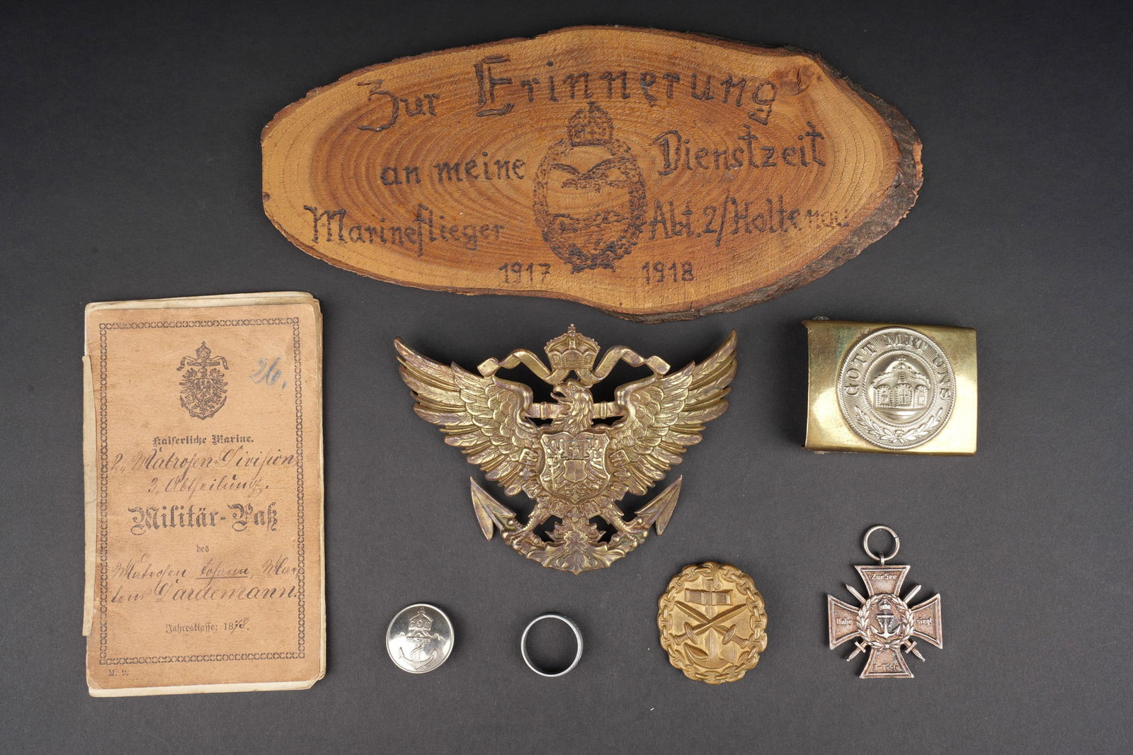 MarineKorps en Flandres 1914-1918. MarineKorps in Flanders 1914–1918.: Marine allemande en Flandres 1914-1918. Une boucle Marine M1895 laiton, ardillons manquants, une plaque de Tschako SeeBataillon en laiton sans attaches, un insigne des blesses Marine or, un livret d u