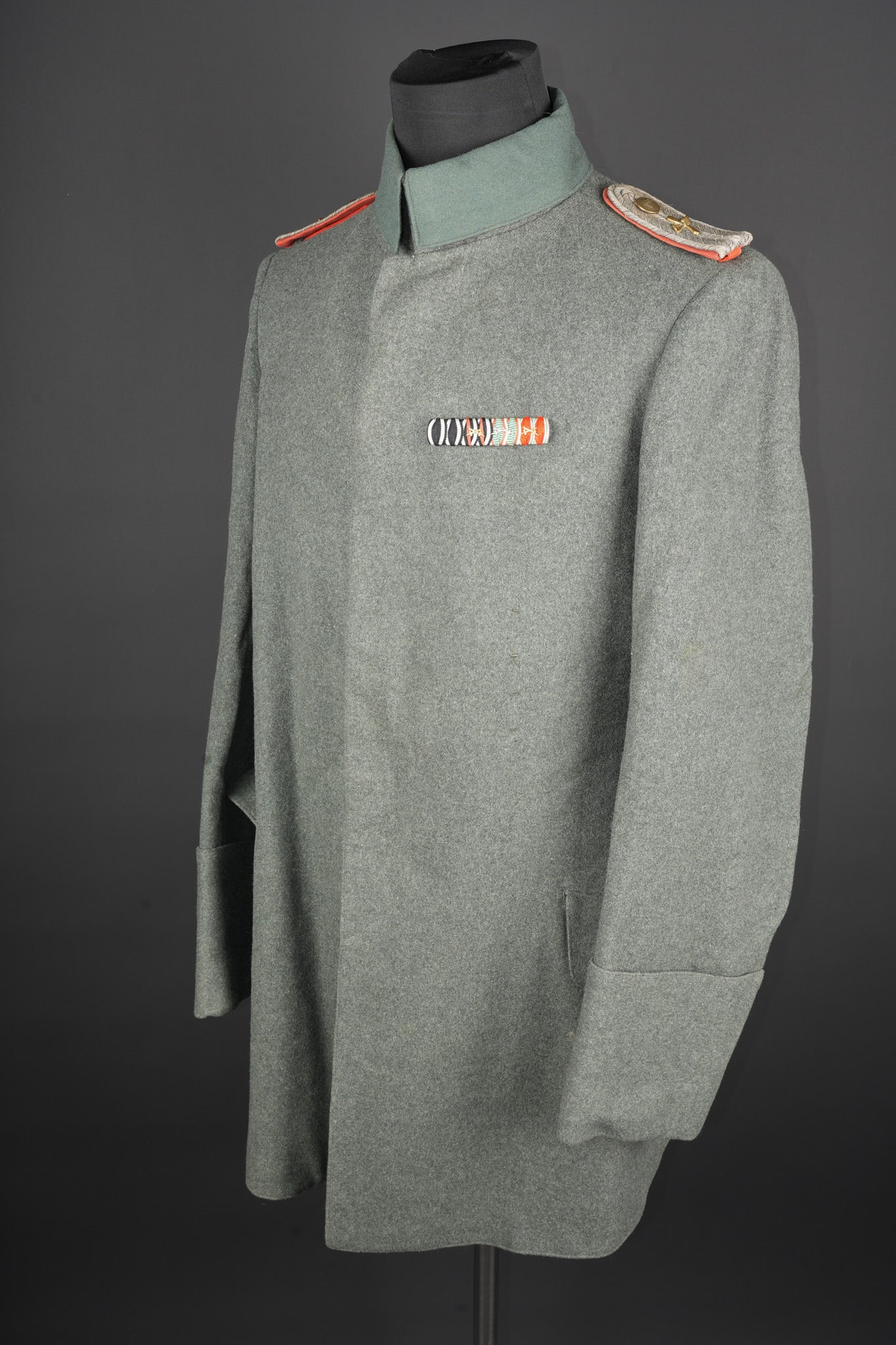 Bluse feldgrau d officier pilote allemand. Feldgrau tunic of a German pilot officer.: Bluse feldgrau d officier pilote allemand. Bluse d officier en drap feldgrau, en tres bel etat. Fermant par 6 boutons. Col droit recouvert de drap vert, et fermant par 3 crochets. Pattes d epaule d
