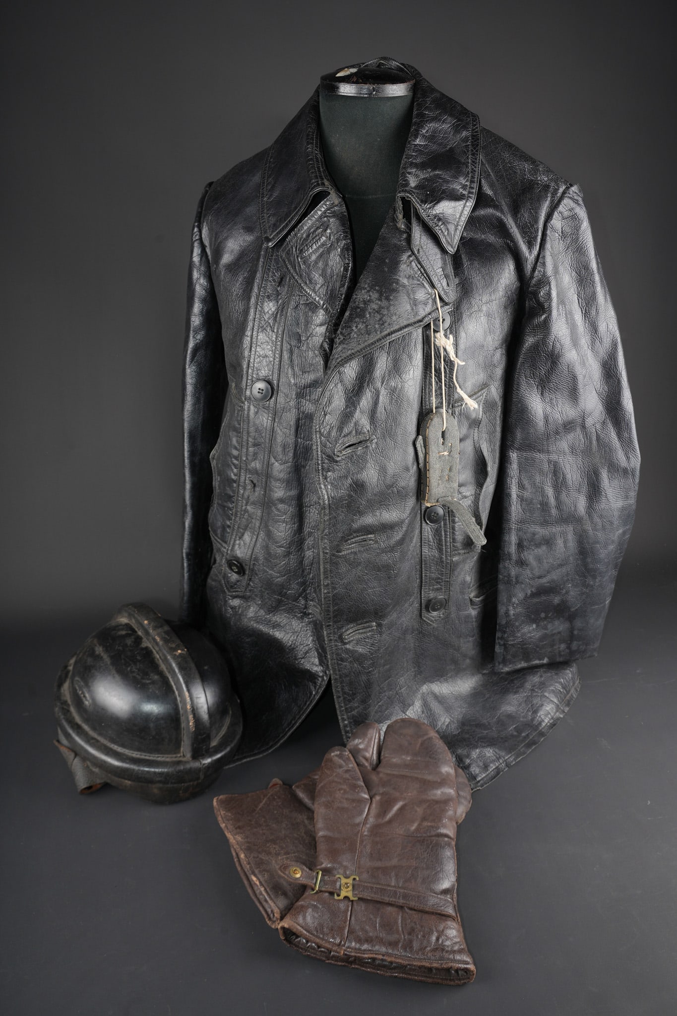 Reconstitution d une tenue de pilote allemand. Reconstructed German pilot uniform. (1 of 17)