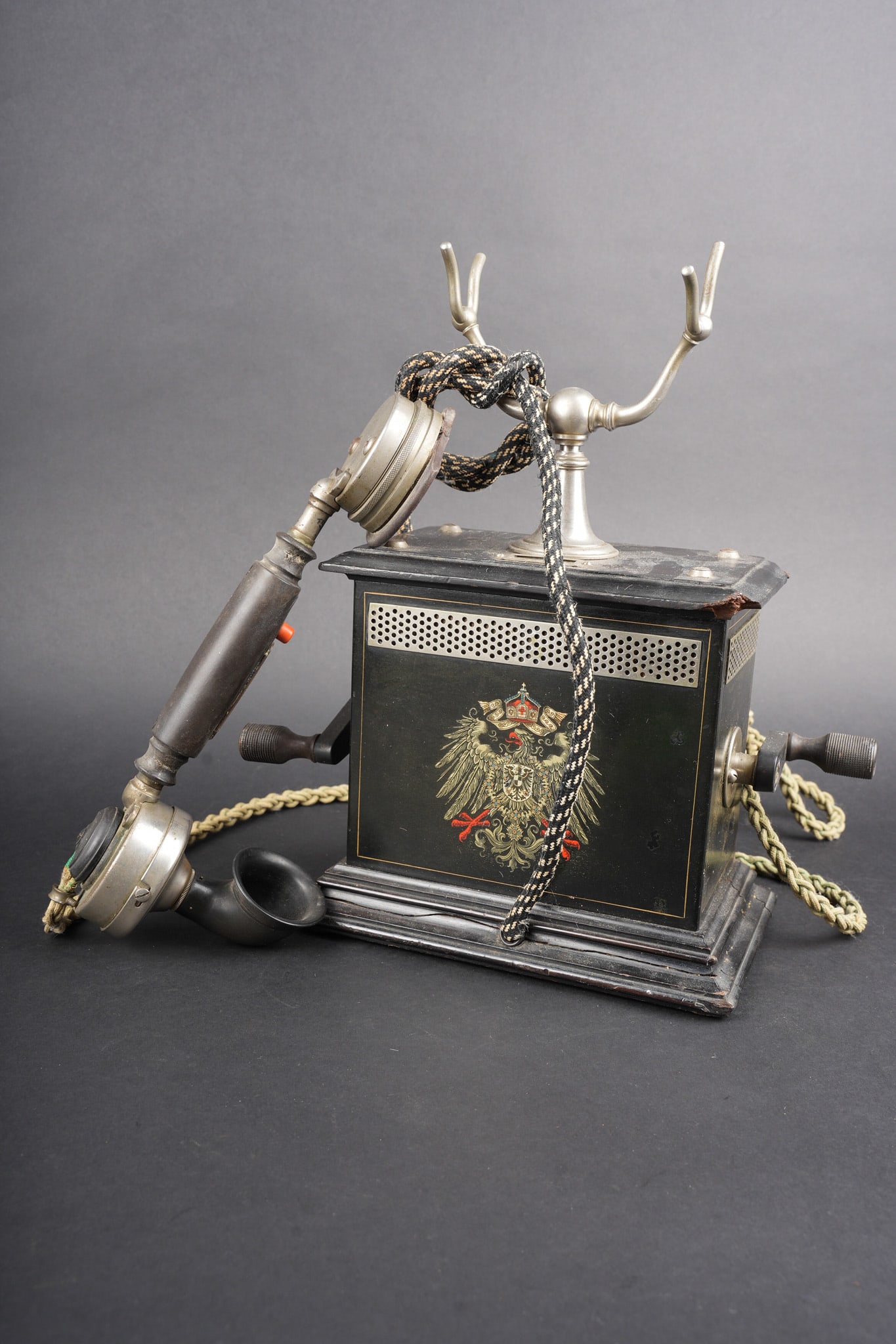 Telephone allemand type OB05 de 1912. German field telephone type OB05, dated 1912.: Telephone allemand type OB05 de 1912. Tres beau telephone imperial allemand, de bureau, type OB05 annee modele 1905, date 9.5.12 pour 1912. Avec de part et d autre une aigle imperiale allemande serigr