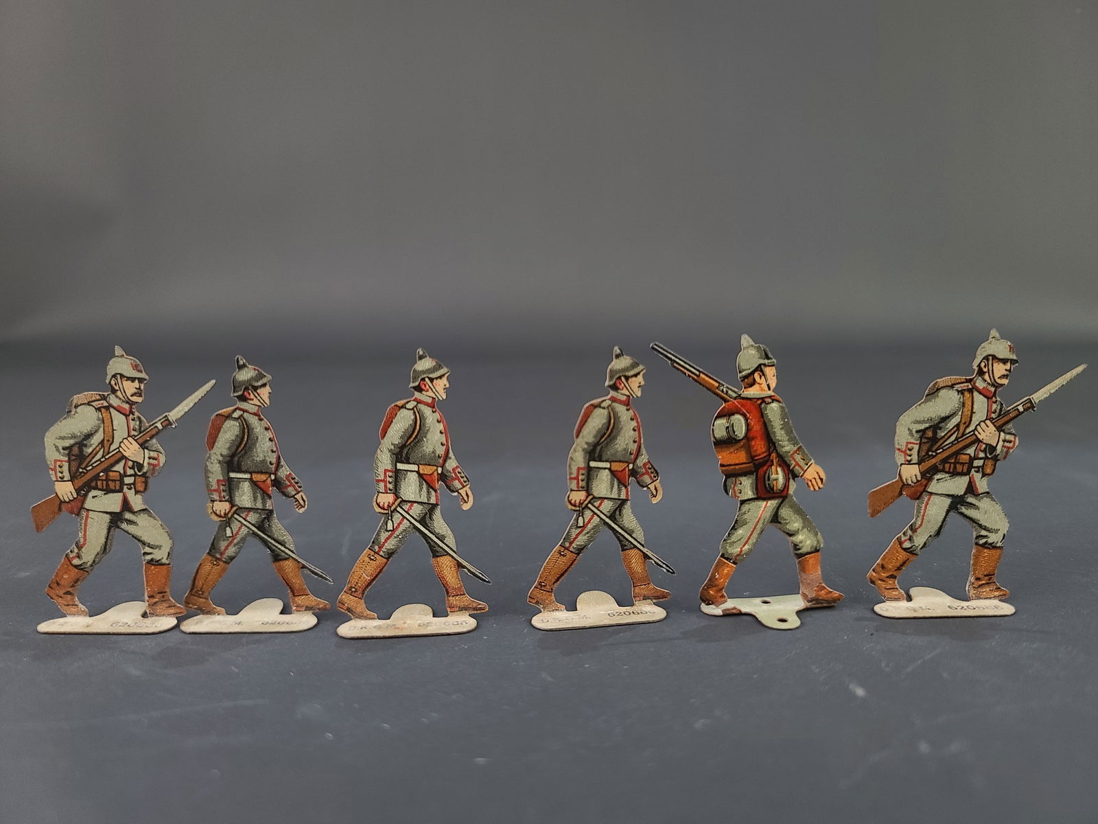 Ensemble de 6 figurines allemandes en fer serigraphiees. Set of six German lithographed tin figures. (1 of 3)