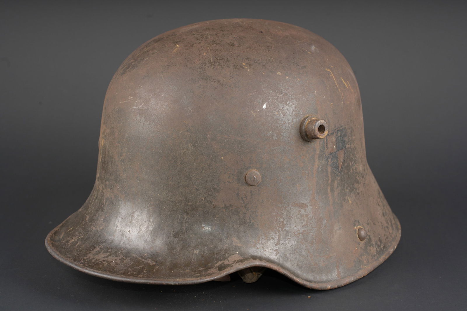 Casque allemand Stahlhelm M16 feldgrau avec insigne de la Garde. German feldgrau Stahlhelm M16 with (1 of 10)