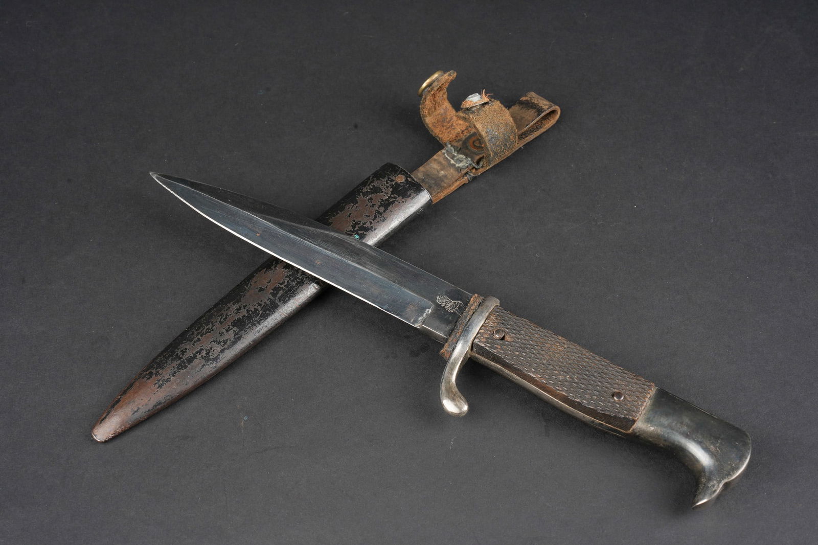 Poignard d officier allemand ww1. German WWI officer’s dagger.: Poignard d officier allemand ww1. Joli poignard, belle lame avec logo fabricant, personnage probablement Vulcain. Plaquettes quadrillees. Pommeau en tete d aigle. Fourreau laque noir, usure, patine, l