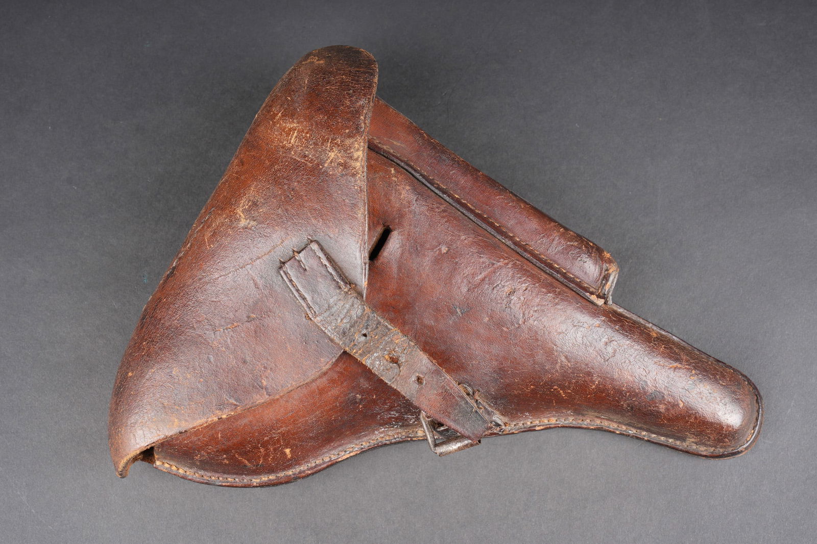 Etui de pistolet Luger P08 avec cle outil. Luger P08 holster with loading tool. (1 of 4)