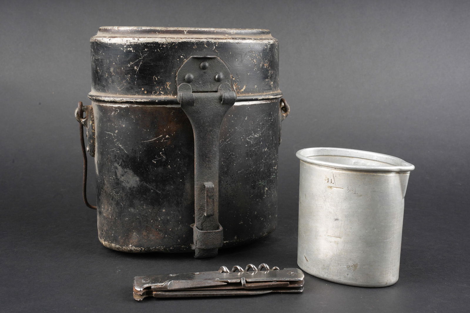 Ensemble Quart du JR140, gamelle 1918 et couteau de poche. Mess kit set from Infantry Regiment 140,: Ensemble Quart du JR140, gamelle 1918 et couteau de poche. Un quart en aluminium fabricant Wilhelm Berg, regimente 140.R. en bon etat. Une gamelle aluminium du fabricant, sauf erreur de lecture, KWSD
