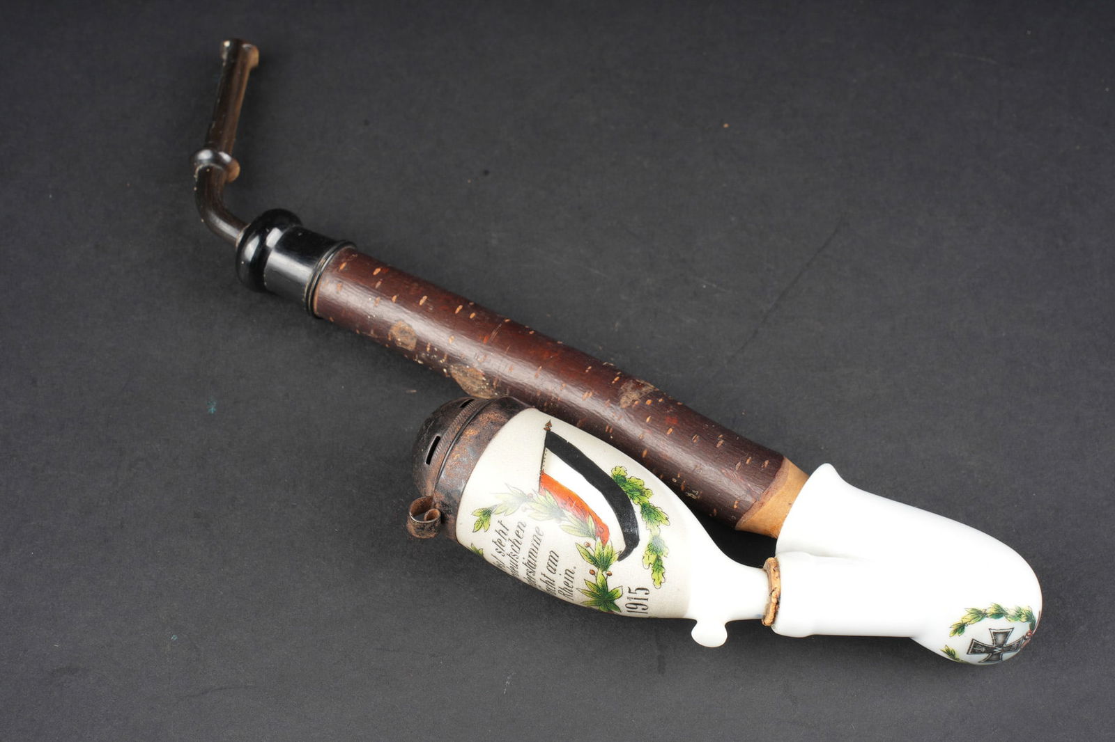 Pipe en porcelaine Armee Abteilung Gaede 1915. Porcelain pipe of Armee-Abteilung Gaede, dated 1915.: Pipe en porcelaine Armee Abteilung Gaede 1915. Fourneau serigraphie, inscription Armee Abteilung Gaede, Wacht am Rhein 1915, avec son couvercle. Sac a jus a motif de Croix de Fer 1914. Avec un tube en