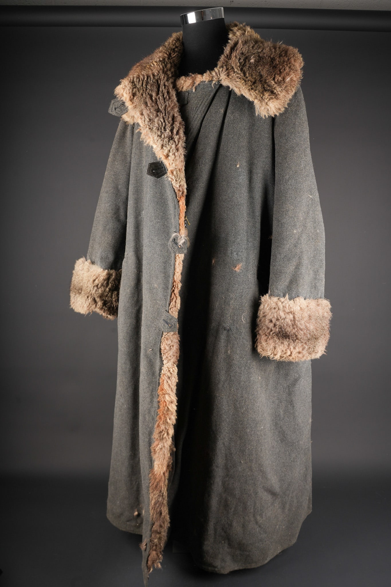 Manteau allemand feldgrau grand froid double en fourrure. German feldgrau winter overcoat lined with (1 of 8)