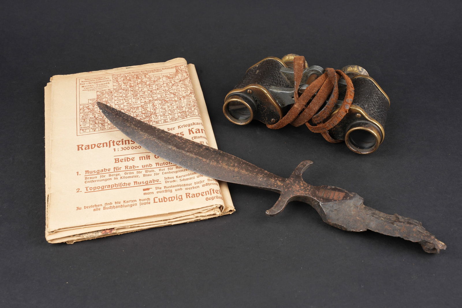 Ensemble allemand ww1 jumelles, carte et coupe papier artisanal. German WWI set including: Ensemble allemand ww1 jumelles, carte et coupe papier artisanal. Une paire de jumelles DF03 reglementaires du fabricant Goerz, sanglon cuir present, mollette absente, optique claire, usure d usage.