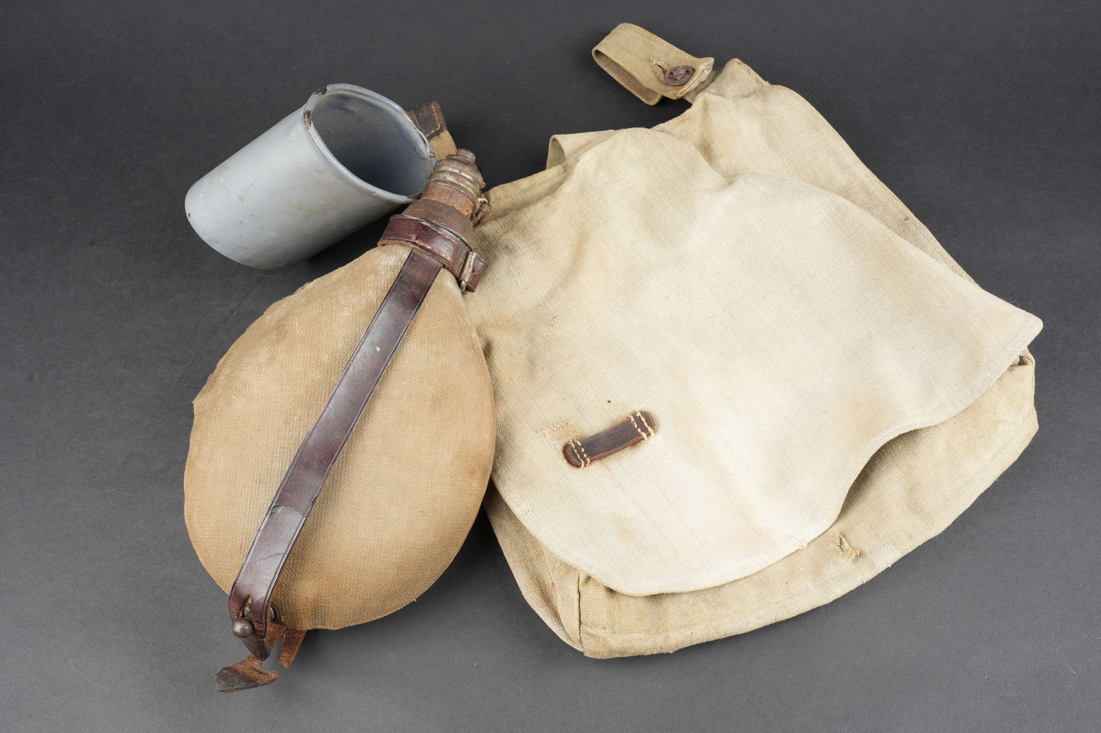 Ensemble d equipements allemands ww1. Lot of German WWI equipment.: Ensemble d equipements allemands ww1. Comprenant un sac a pain en toile verte, un bouton manquant, pas de marquage. Un quart emaille vert d un fabricant peu courant Bohme date 1917 en bel etat. Un bid