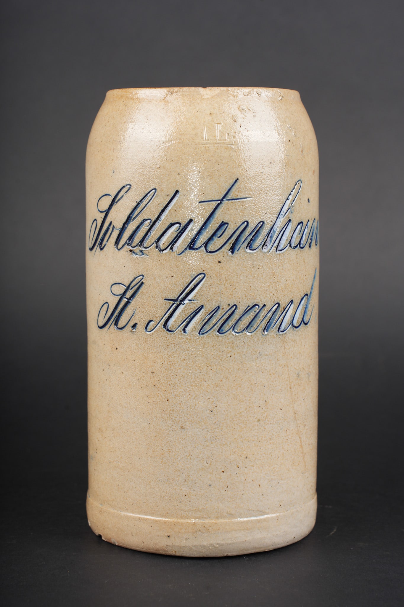 Chope du Soldatenheim de St Amand. Beer stein from the Soldatenheim of Saint-Amand.: Chope du Soldatenheim de St Amand. Chope de 1 litre en gres vernisse, marquee en bleu Soldatenheim St. Amand. Un tout petit coup au col sinon bel etat. Stoneware mug from the soldiers’ home at Saint
