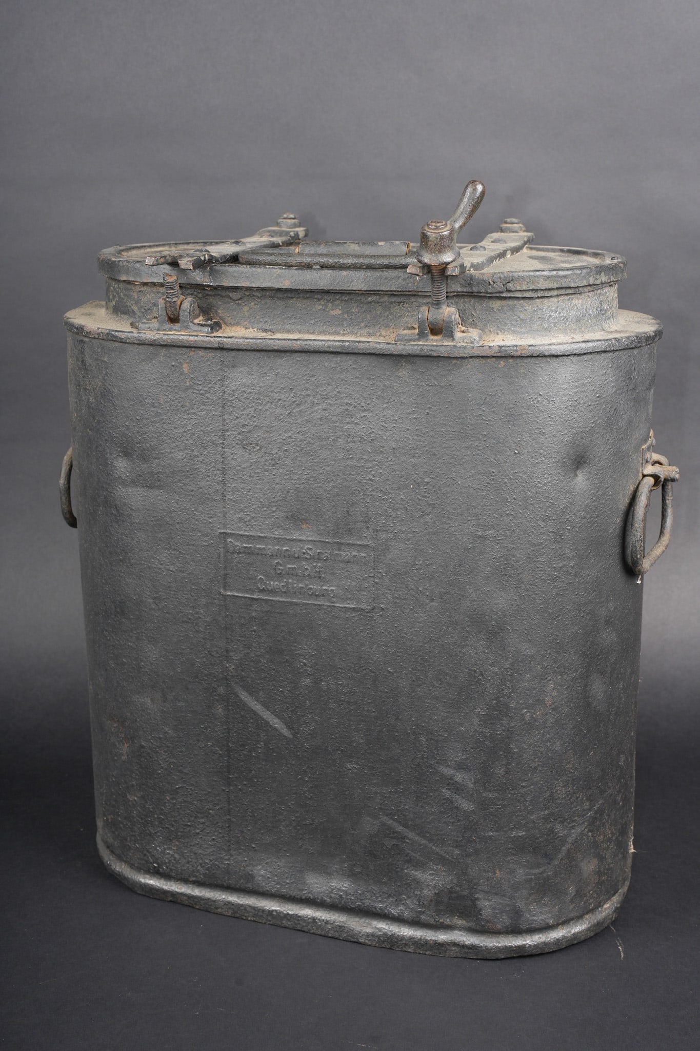 Norvegienne allemande 1ere guerre. German WWI norvegian.: Norvegienne allemande 1ere guerre. Pour le transport de la soupe, en fer, avec interieur isole et bac emaille bleu. Exterieur repeint en noir, avec ses poignees. Bretelles absentes. Legere oxydation,