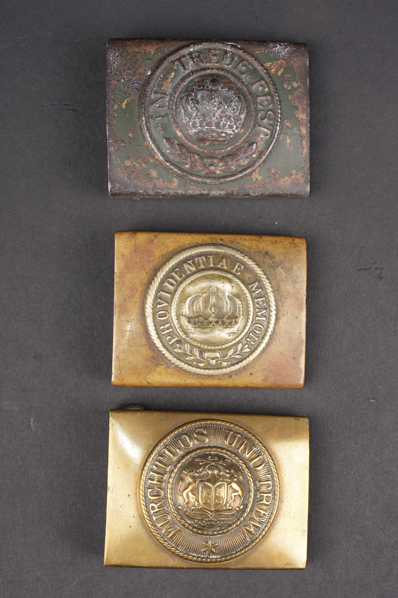 Lot de 3 boucles de ceinturon Saxe, Wurttemberg et Baviere. Lot of three belt buckles from Saxony,: Lot de 3 boucles de ceinturon Saxe, Wurttemberg et Baviere. Une boucle saxonne M1895, macaron central enfonce. Une boucle Wurttemberg M1895 avec macaron central en laiton, complete et en bel etat. Une