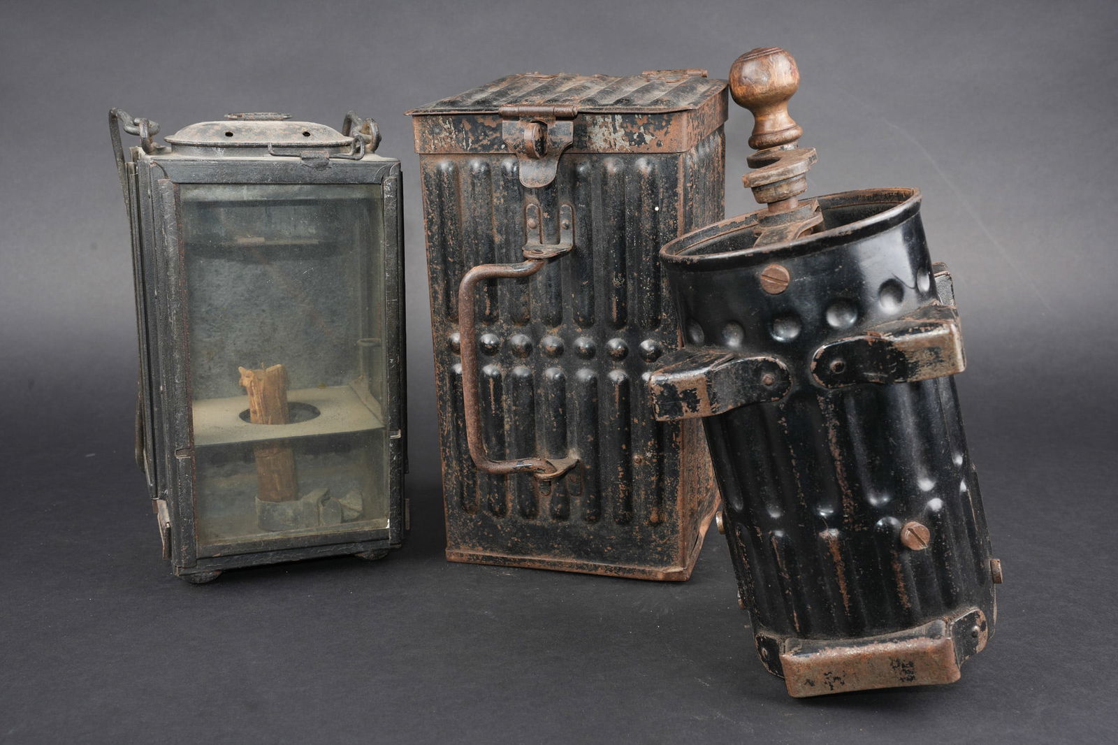 Moulin a cafe et lanterne allemande. German coffee grinder and lantern.: Moulin a cafe et lanterne allemande. Moulin a cafe de campagne, fabrication italienne, utilise par l armee allemande, boite, moulin et manivelle. Usure d usage, quelques coups. Accompagne d une lanter