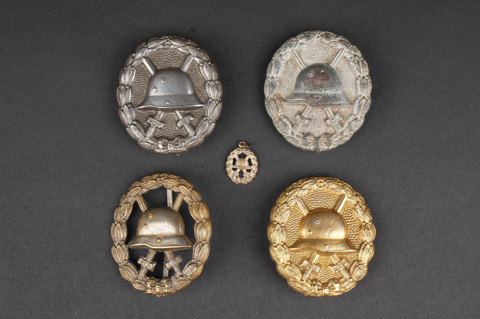 Lot d insignes de blesses allemand dont or et argent. Lot of German wound badges including gold and (1 of 7)