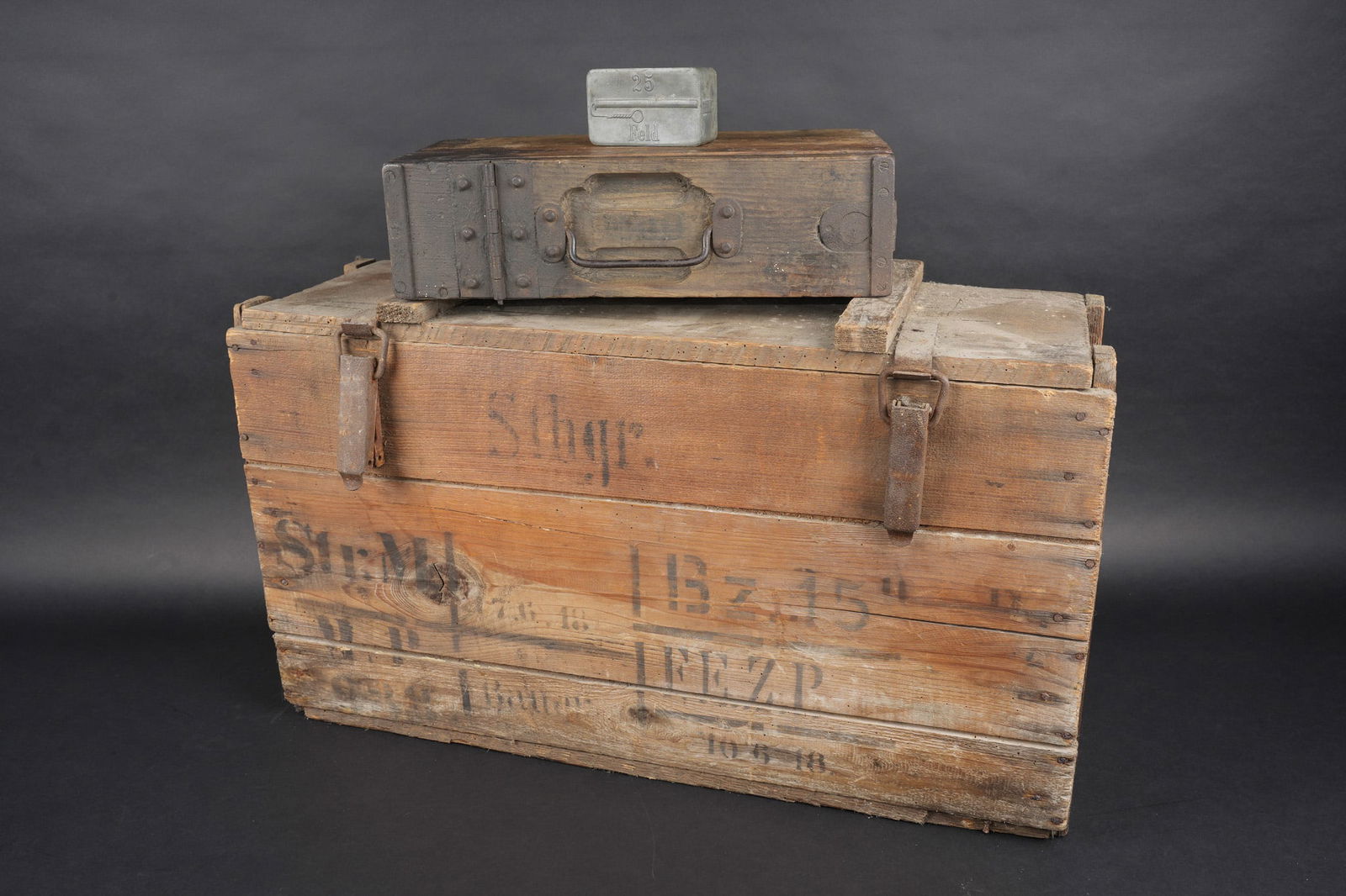 Caisse allemande pour grenades a manche et caisse bande MG. German crate for stick grenades and MG (1 of 20)