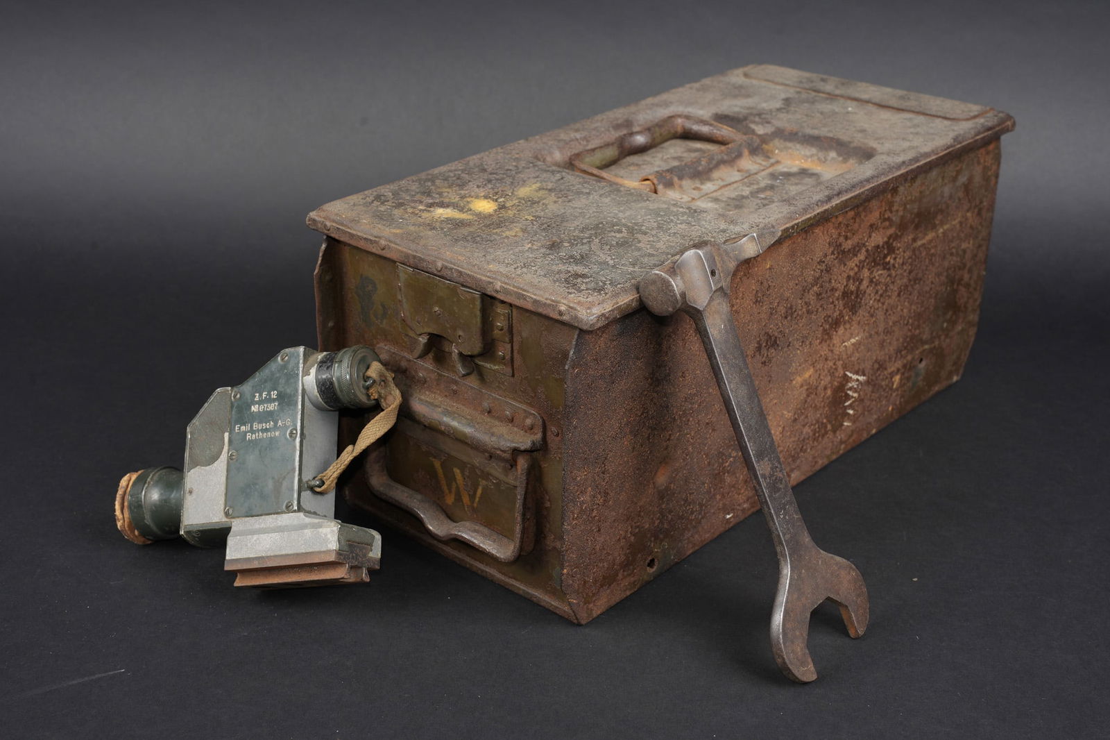 Lot d equipements de mitrailleuse allemande MG08. Lot of German MG 08 equipment.: Lot d equipements de mitrailleuse allemande MG08. Lot comprenant une lunette de visee ZF12 du fabricant Emil Busch de Rathenow, avec son bouchon protege optique. Vision claire malgre quelques taches.