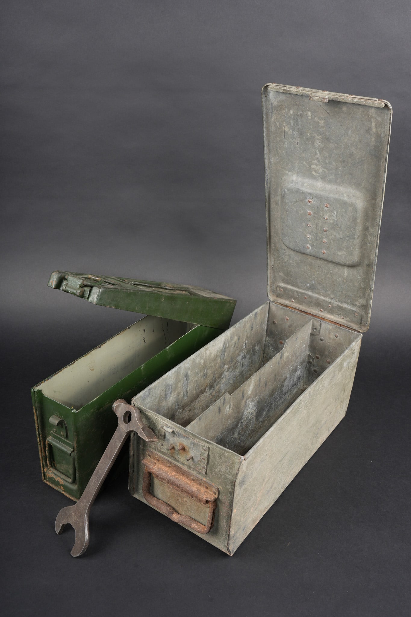 Une cle et 2 caisses pour munitions de mitrailleuse allemande ww1 MG08. One key and two ammunition: Cle et caisses pour munitions de mitrailleuse allemande ww1 MG08. Cle outil multifonction du 1er type en bel etat. Caisse double, fermoir manquant. Caisse simple repeinte. Usure d usage, patine. Germa