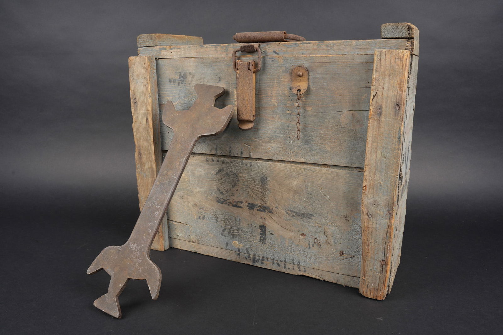 Caisse allemande pour projectiles de Minenwerfer leger. German crate for light Minenwerfer: Caisse allemande pour projectiles de Minenwerfer leger. Tres belle caisse dans sa peinture d origine avec ses marquages pour 4 projectiles de l.M.W.16. Avec sa poignee, son fermoir, sa chainette. Bret