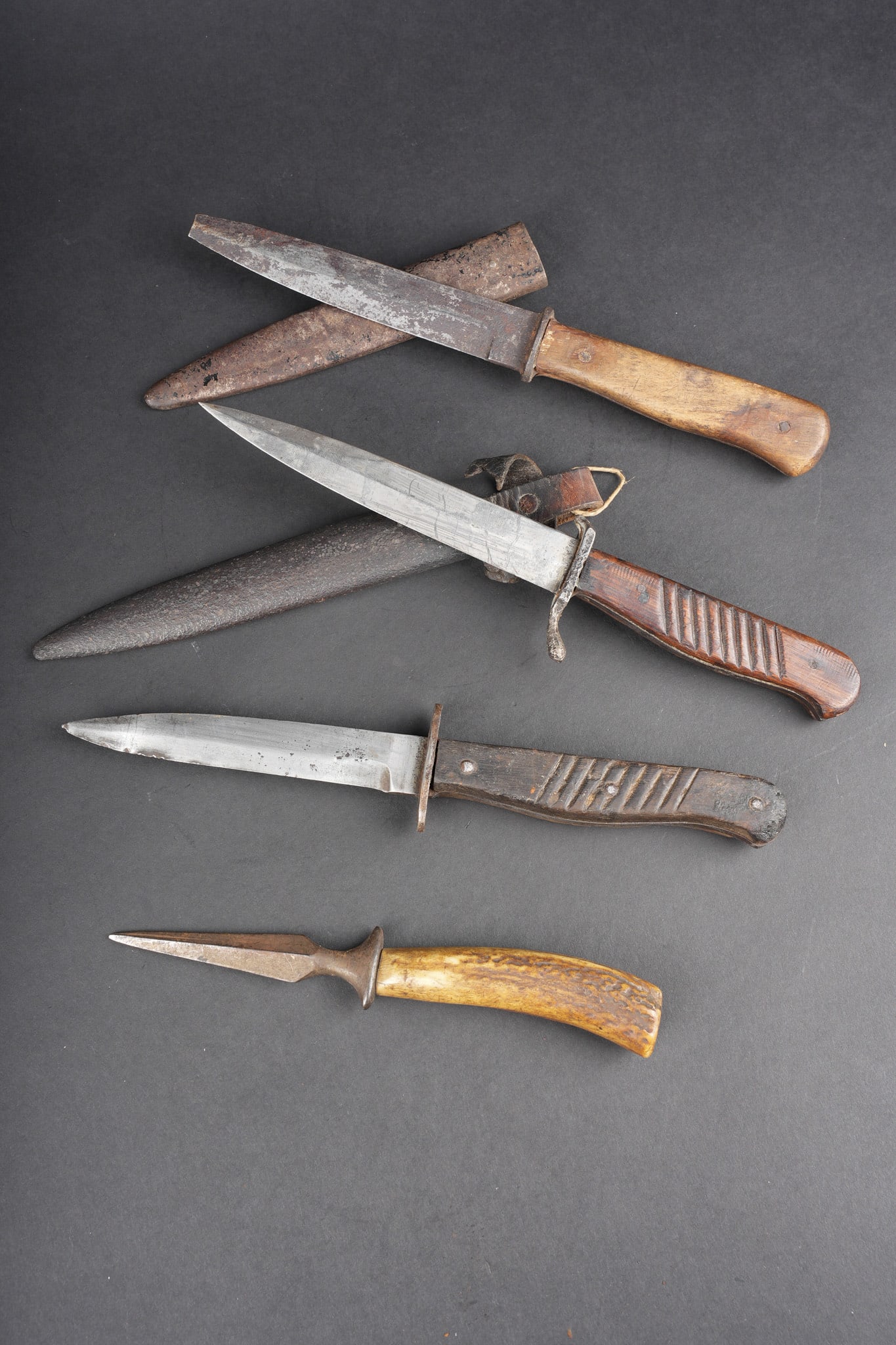 Lot de 4 poignards de combat allemands. Lot of four German combat daggers. (1 of 7)