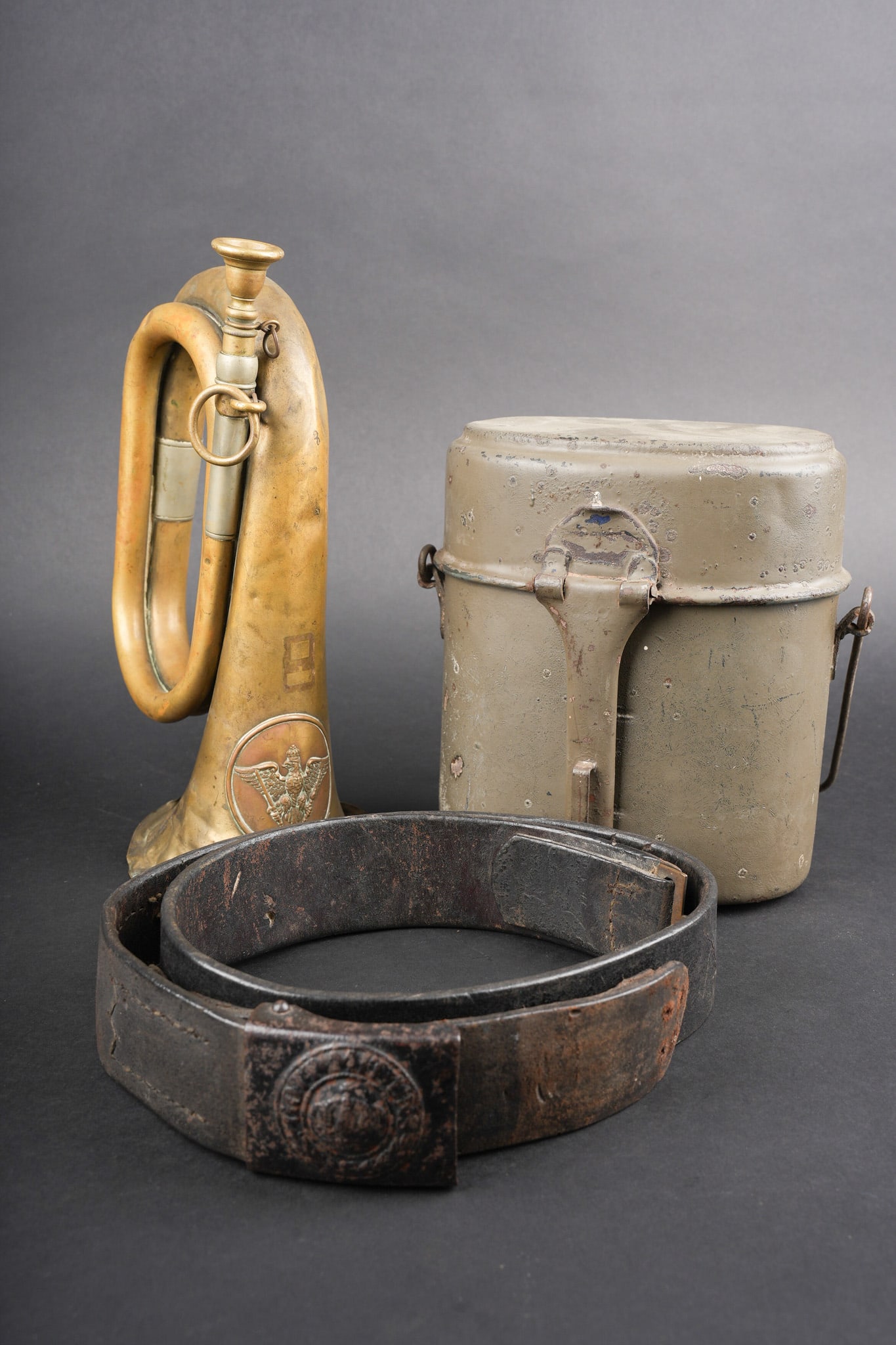 Ceinturon prussien, Signal Horn et gamelle feldgrau. Prussian belt, signal horn, and feldgrau mess (1 of 18)