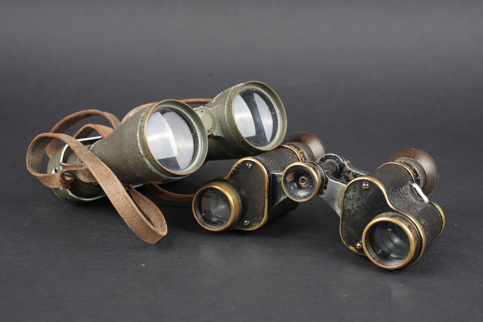 Deux paires de jumelles allemandes Goerz ww1. Two pairs of German WWI C. P. Goerz binoculars.: Deux paires de jumelles allemandes Goerz ww1. Une belle paire de Fernglass 08 en bon etat avec plus de 80% de son revetement feldgrau, sa sangle et son protege oculaires, k optiques claires. Une paire