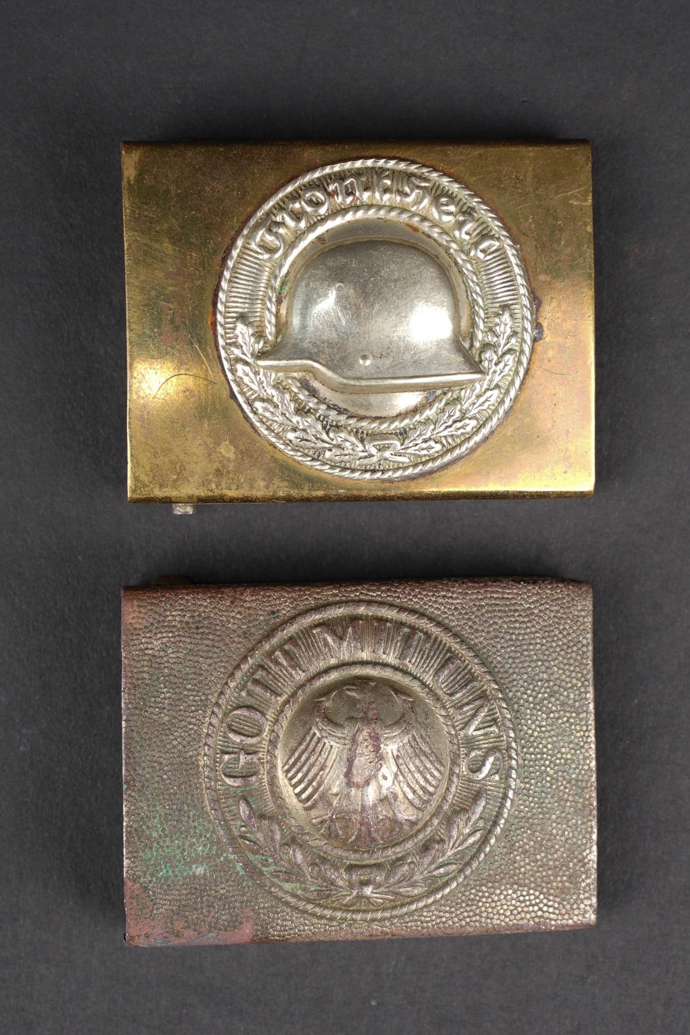 Allemagne boucles de ceinturon anciens combattants et Reichswehr. German belt buckles for: Allemagne boucles de ceinturon anciens combattants et Reichswehr. Une boucle d anciens combattants Frontheil avec motif de Stahlhelm. Une boucle Reichswehr en maillechort, usure, patine. German belt b