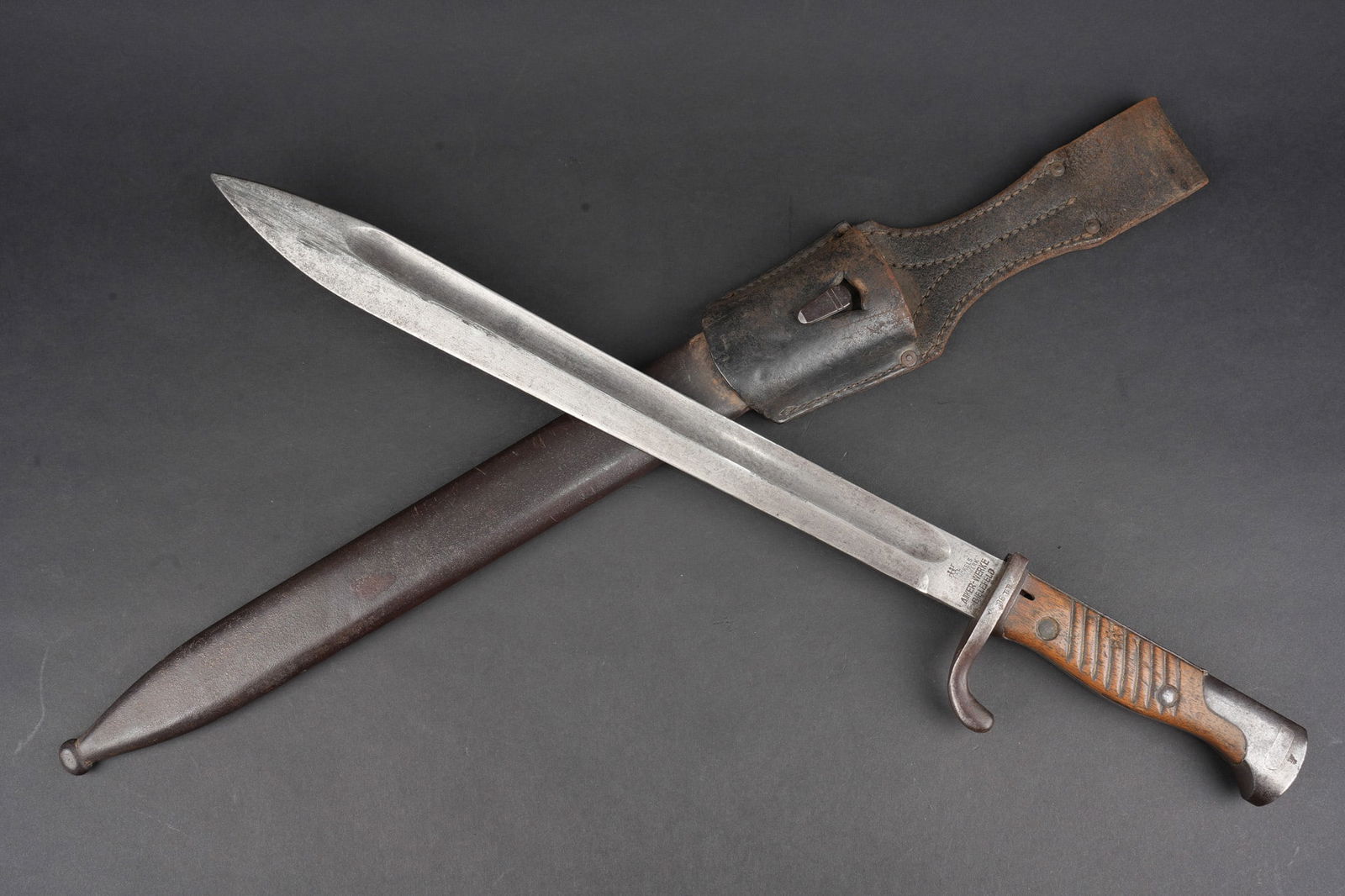 Baionnette allemande 98-05 avec porte fourreau. German Seitengewehr 98/05 with frog.: Baionnette allemande 98-05 avec porte fourreau. Belle lame double marquage du fabricant Henkels avec contre marque ANKER WERKE BIELEFELD, avec poincon imperial sur le dos, non datee. Poignees bois str