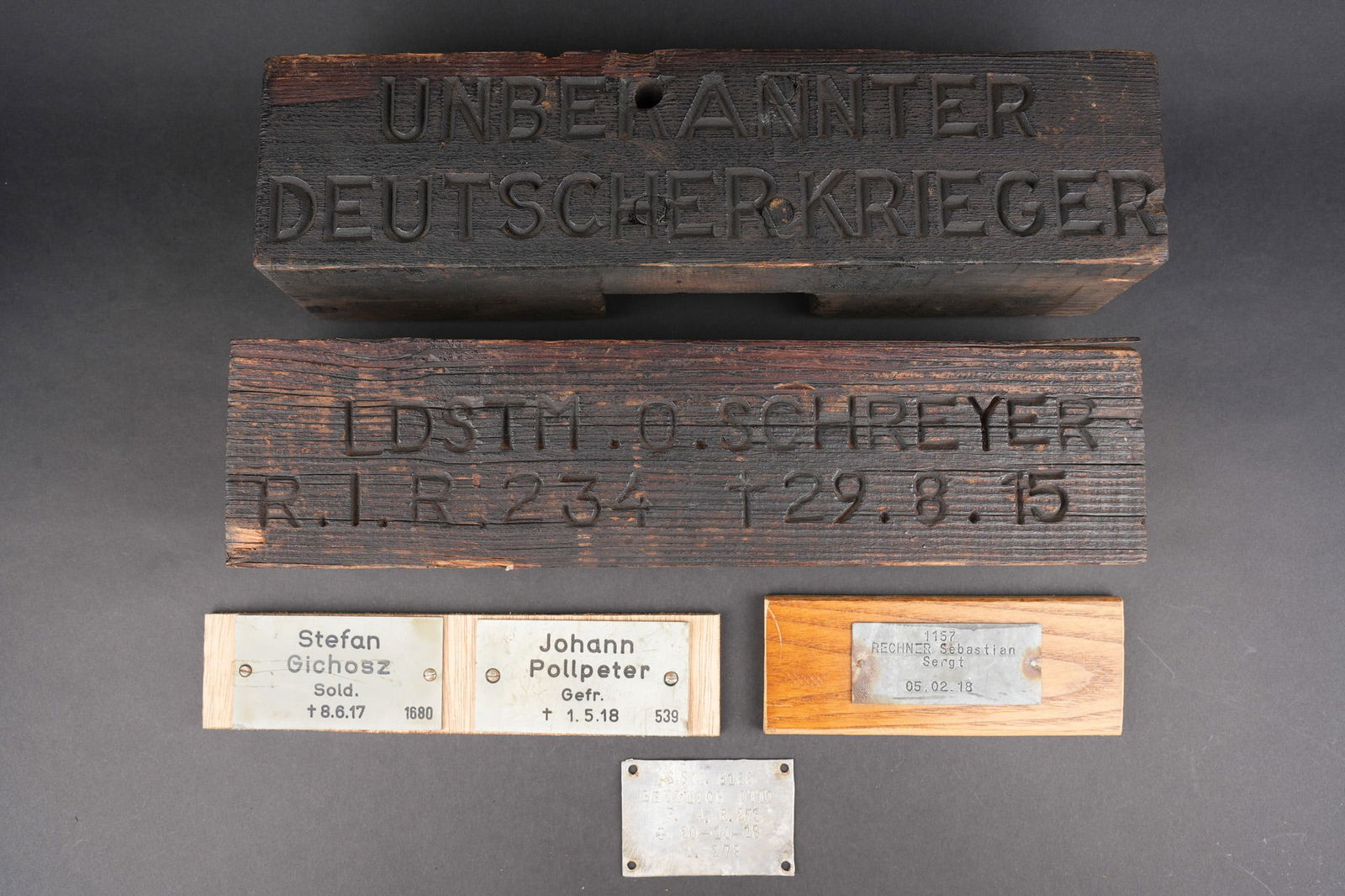 Lot de plaques provisoires de tombes allemandes. Lot of temporary German grave markers.: Lot de plaques provisoires de tombes allemandes. Elements ayant ete jete et recuperes apres que les sepultures aient recu leurs monuments definitifs. 2 elements de croix en bois et 4 plaques. Usure, p