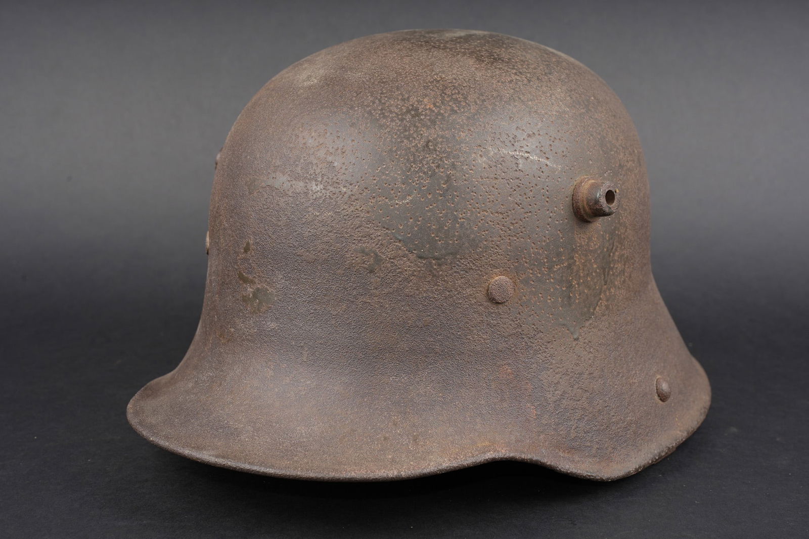 Casque allemand Stahlhelm M18. German Stahlhelm M18.: Casque allemand Stahlhelm M18. Casque marque ET64, restes de peinture feldgrau, legeres piqures de corrosion sur la surface. Coiffe en cuir blanc sur bandeau fer avec rivets montes d origine. Deux