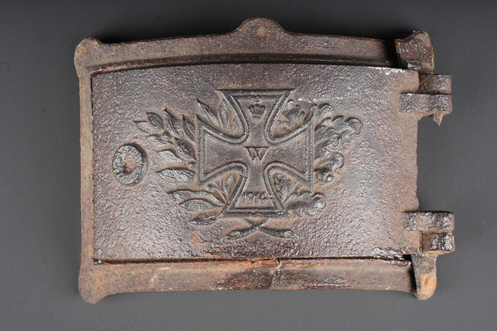 Porte de feu a charbon ou a bois a motif de croix de fer 1914. Coal or wood fire guard decorated (1 of 3)