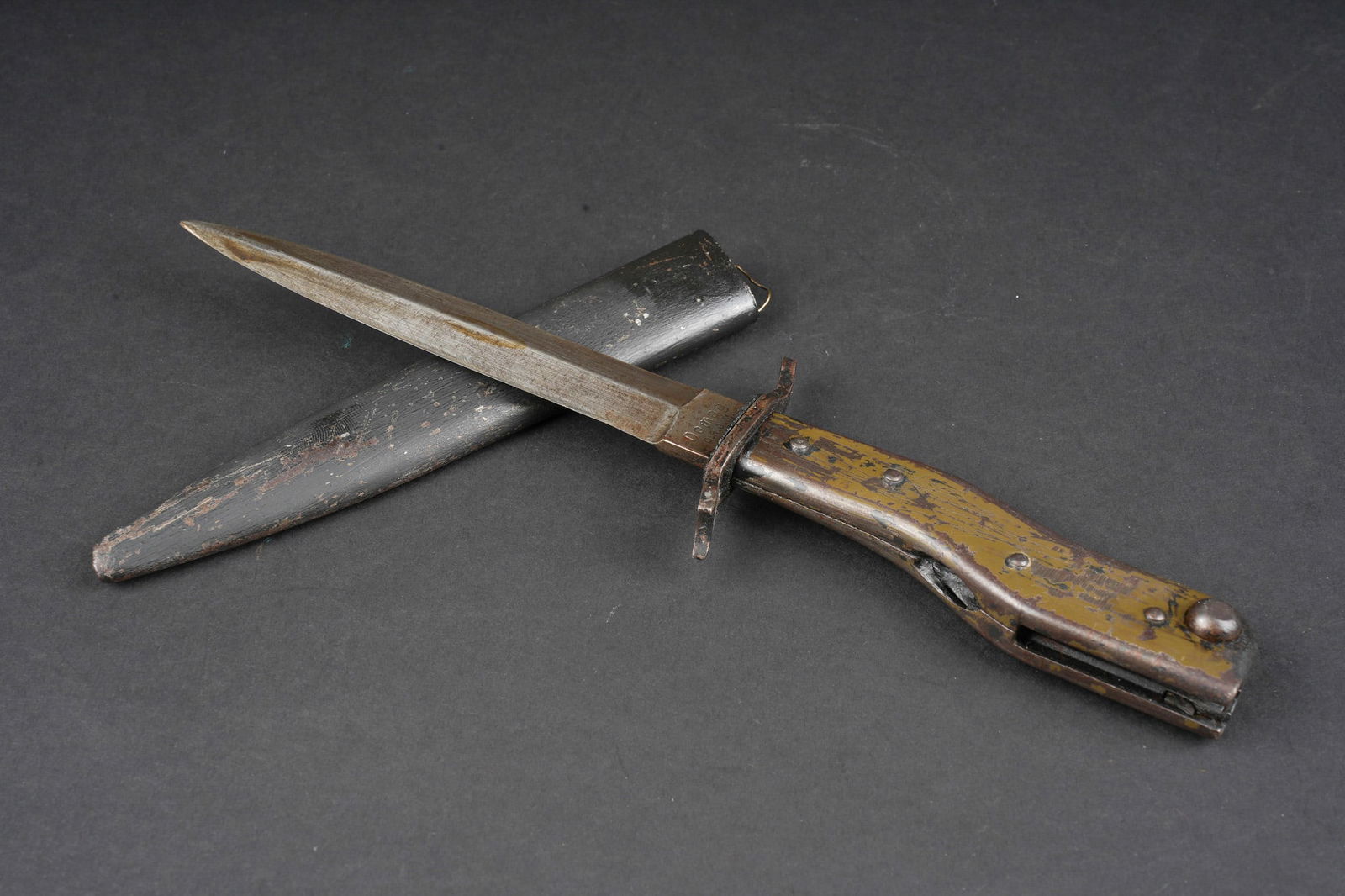 Poignard baionnette DEMAG. DEMAG bayonet dagger.: Poignard baionnette DEMAG. Couteau baionnette DEMAG, poignee avec quelques restes de sa peinture feldgrau, bouton poussoir fonctionnel, lame bien marquee. Fourreau fer repeint. Passant de ceinturon ab