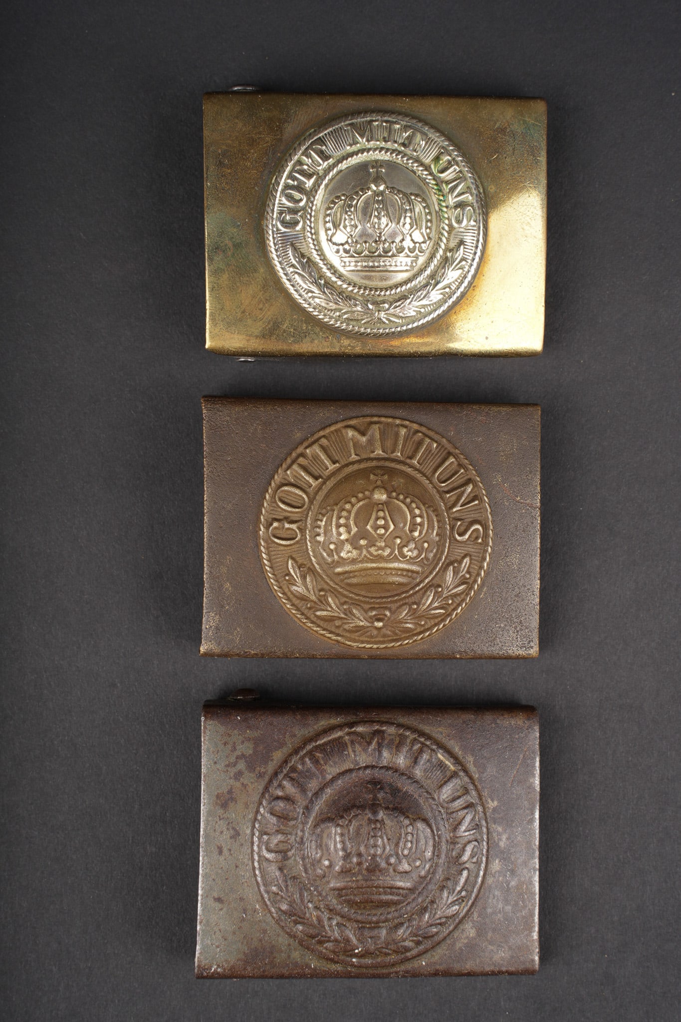 Lot de 3 boucles de ceinturon prussiennes. Lot of three Prussian belt buckles (1 of 2)