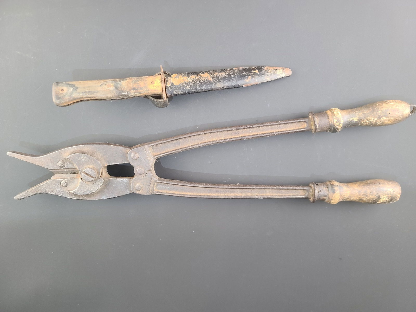 Poignard de combat allemand et pince coupante. German combat dagger and wire cutters. (1 of 8)