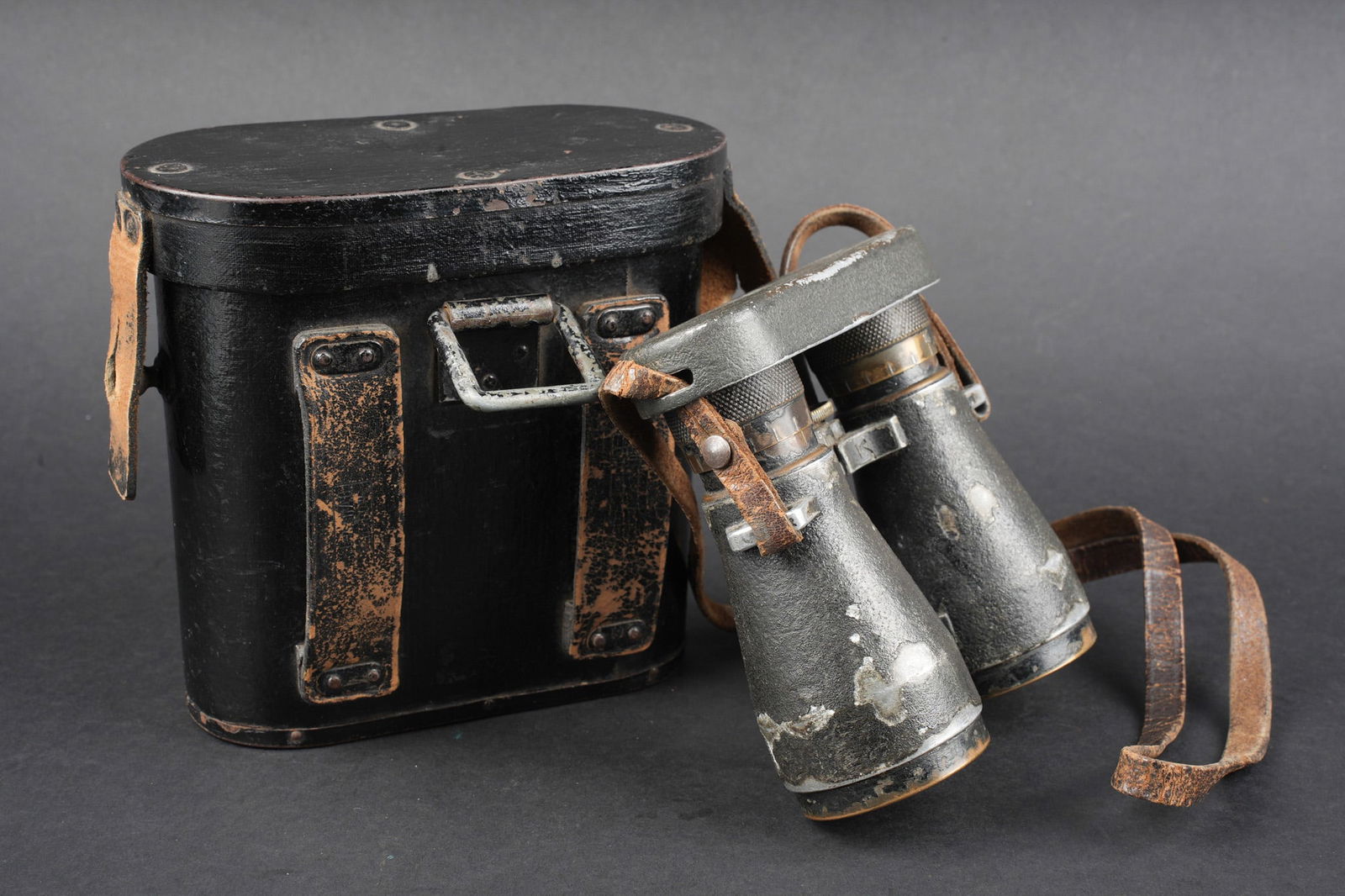 Belle paire de jumelles allemandes FG08 dans leur etui ersatz. Fine pair of German FG08 binoculars: Belle paire de jumelles allemandes FG08 dans leur etui ersatz. Paire de FernGlass 1908 avec ses bonnettes, son protege oculaires, son sanglon cuir. Marquee du K de Kommission. Usure d usage. Dans un s