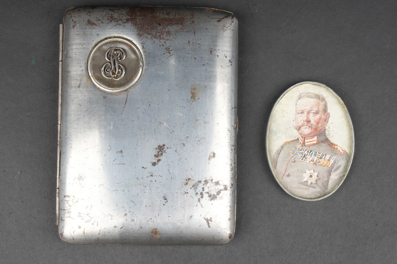 Etui a cigarettes 5 Armee Weihnachten 1916 et miroir de poche Hindenburg. Cigarette case marked 5 (1 of 5)