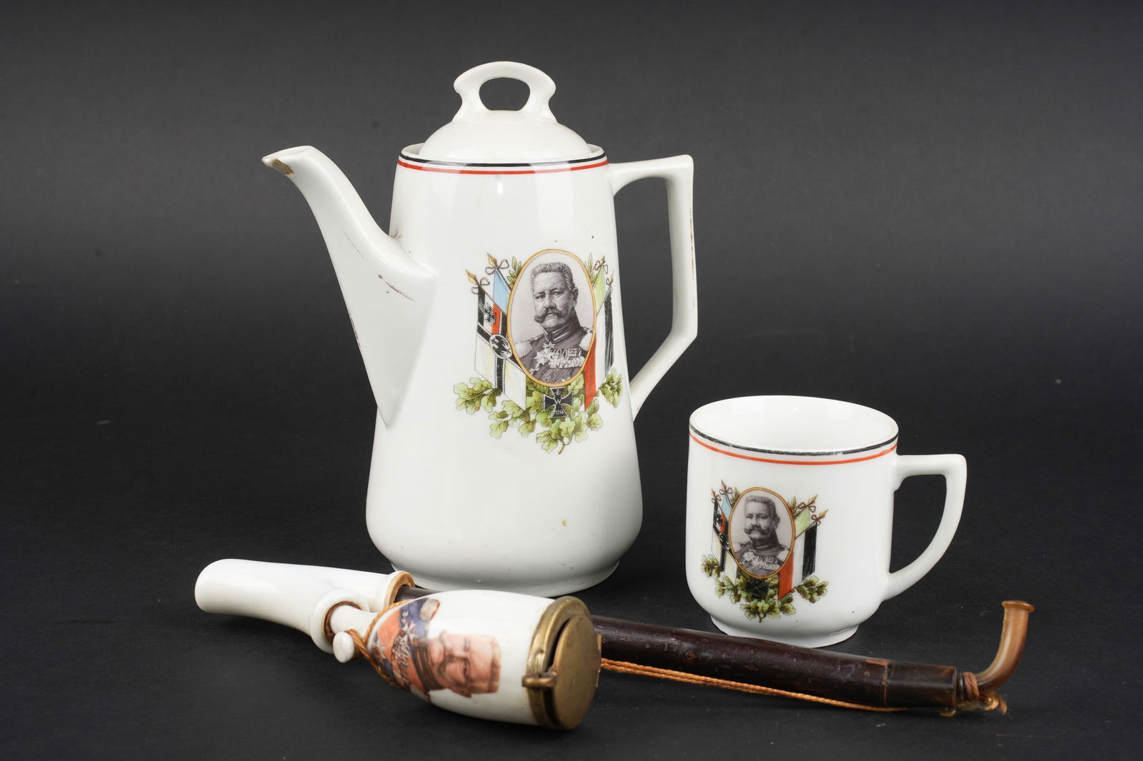 Lot de porcelaines patriotiques a l effigie de Hindenburg. Lot of patriotic porcelain bearing the: Lot de porcelaines patriotiques a l effigie de Hindenburg. A l effigie du General Feldmarschall von Hindenburg , une tasse en tres bon etat, pas de coup ni de fel, hauteur et diametre 7 cm. Une pipe