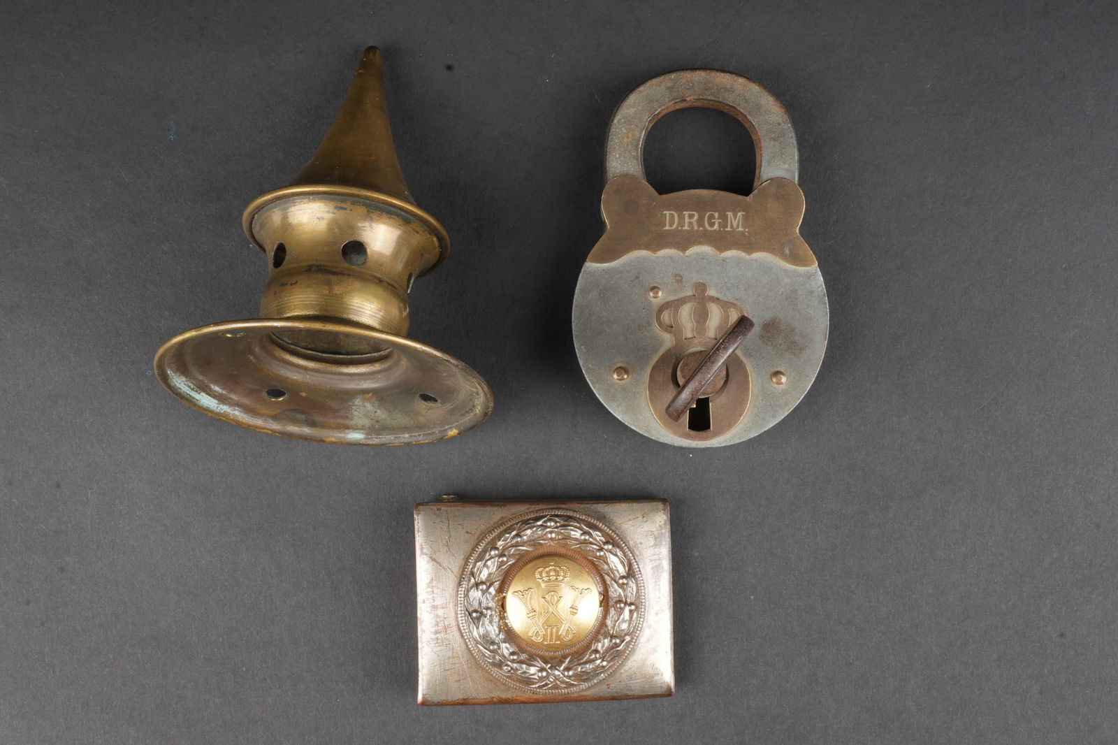 Cadenas patriotique DRGM, boucle de ceinturon et pointe de casque. Patriotic DRGM padlock, belt (1 of 9)