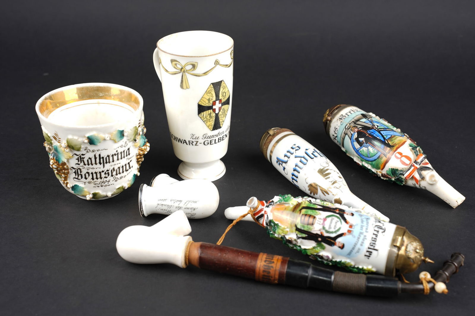 Ensemble de porcelaines de reservistes et civiles. Set of reservist and civilian porcelain pieces. (1 of 9)