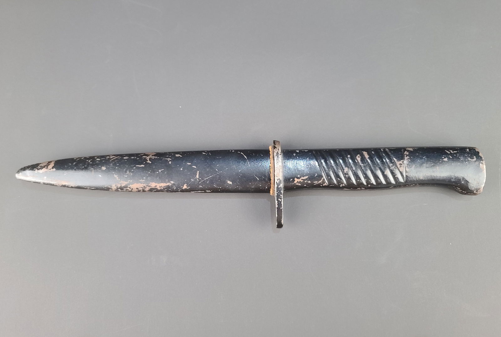 Poignard de combat allemand poignee moulee en fer. German combat dagger with cast-iron grip.: Poignard de combat allemand poignee moulee en fer. Peu courant poignard de combat allemand, poignee monobloc moulee en fer, reprenant l apparence de la baionnette 84-98, peinture laquee noire. Lame a