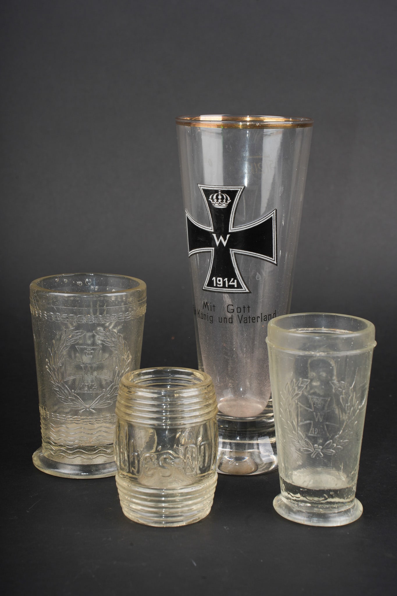 Lot de verrerie a motif de Croix de Fer. Lot of glassware decorated with Iron Cross motifs.: Lot de verrerie a motif de Croix de Fer. Un grand verre de 18 cm de haut avec Croix de Fer en peinture emaillee, bel etat. 3 pots en verre dont un a Croix de Fer et devise Gott mit uns, un autre avec