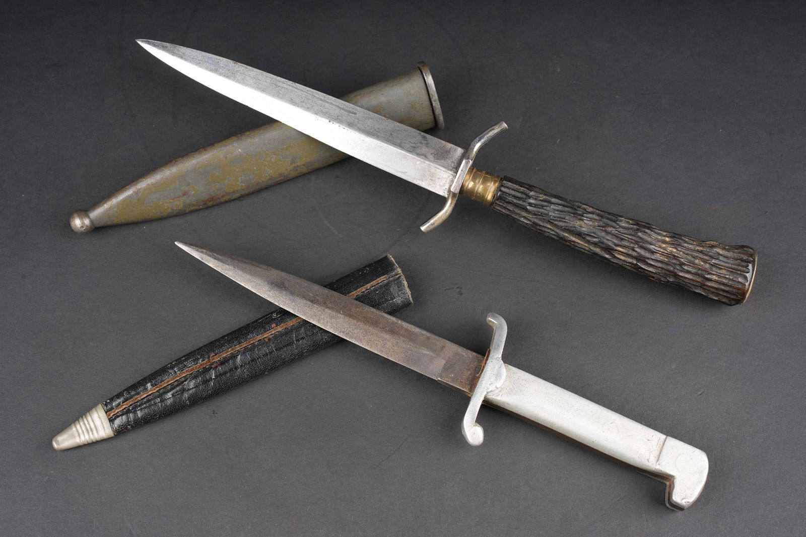 Poignard stylet et poignard artisanal. Stiletto dagger and trench-made dagger. (1 of 3)