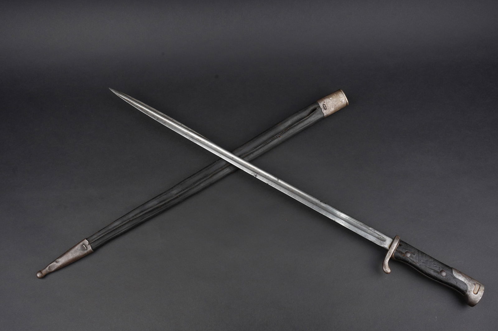 Baionnette allemande S98 export pour la Turquie. German Seitengewehr 98 exported to Turkey.: Baionnette allemande S98 export pour la Turquie. Poignee a 2 plaquettes bois type S98 nA, usees, coups. Matricule sur la croisiere. Lame du fabricant Simson de Suhl. Poussoir fonctionnel. Fourreau cui