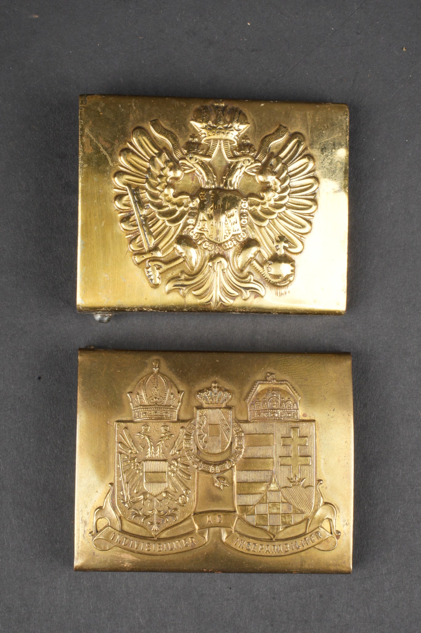 Lot de 2 boucles austro-hongroises. Lot of two Austro-Hungarian belt buckles.: Lot de 2 boucles austro-hongroises. Une boucle autrichienne en laiton emboutie a l aigle bicephale, complete. Une boucle austro-hongroise avec les armes des royaumes, bel etat. Lot of two Austro-Hunga