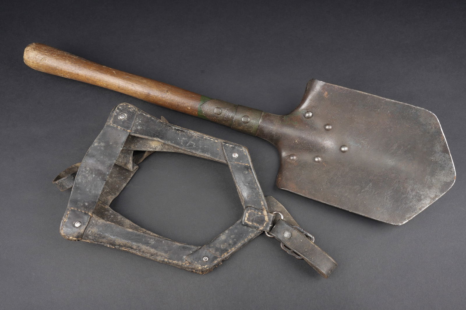 Pelle Austro-Hongroise WW1 avec porte-pelle en cuir. Austro-Hungarian WWI entrenching shovel with (1 of 7)