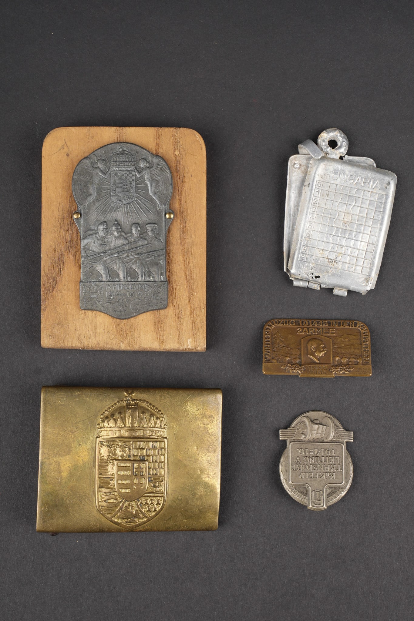 Autriche-Hongrie lot boucle et insignes. Austria-Hungary lot of buckle and insignia.: Autriche-Hongrie lot boucle et insignes. Boucle hongroise laiton, 3 Kappenabzeichen, insignes de casquette 2e Armee Karpathen, KuK Transport-Leitung, une medaille 1914-1917 et un etui pendentif alumin