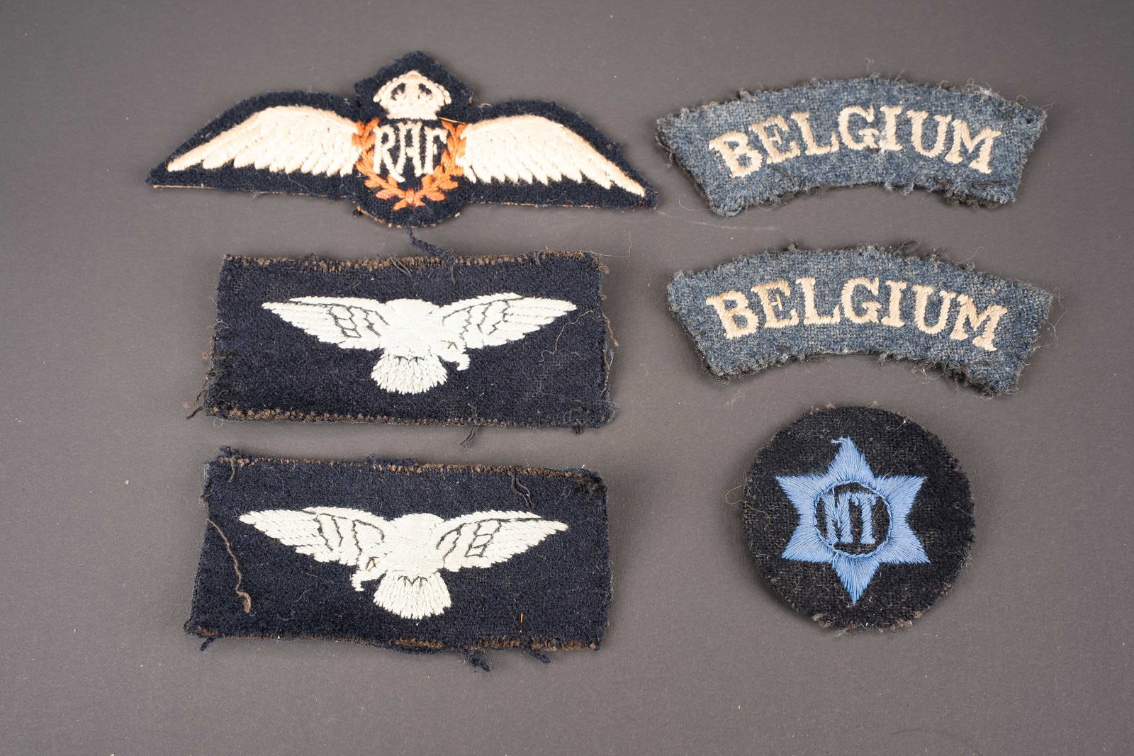 Insignes RAF Belge. Belgian RAF insignia.: Insignes RAF belge. Comprenant une paire de title Belgium, brodes et visiblement demontee d une vareuse. Deux titles de la RAF, demontes d une vareuse. Un brevet de pilote brode, belle fabrication bom