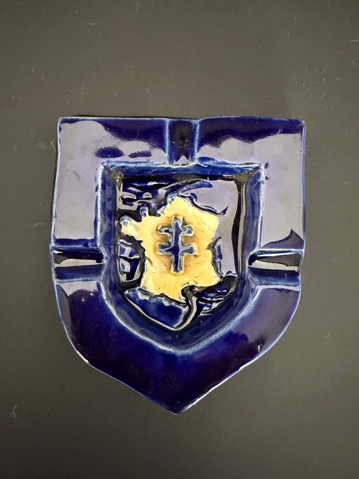 Cendrier Croix de Lorraine. Cross of Lorraine ashtray. (1 of 3)
