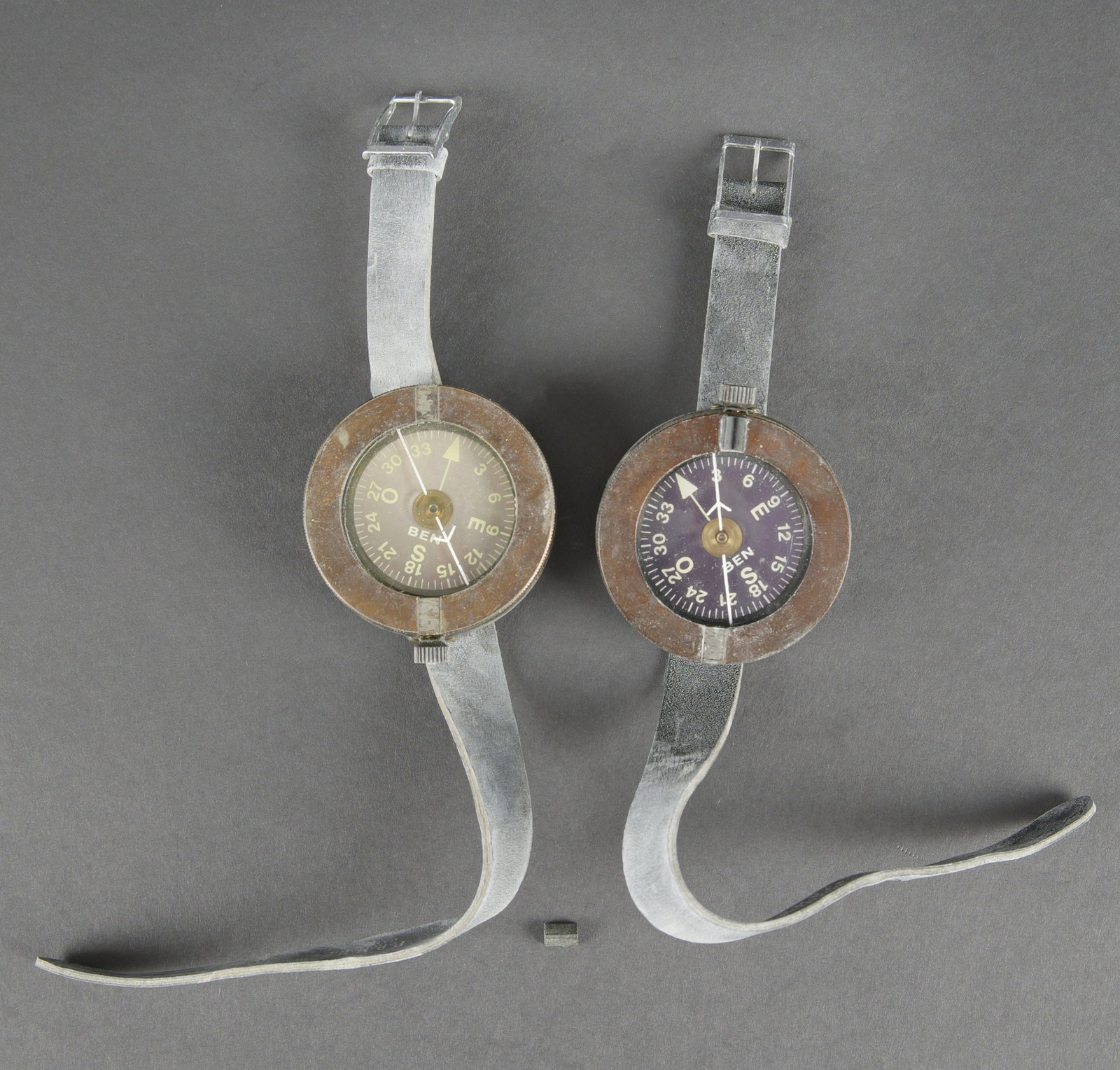 Boussoles de poignee. Wrist compasses. (1 of 3)